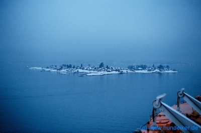 Kurz vor Oslo, ein verschneites Inselchen im Fjord. 8.1.2004